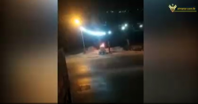 مقاومون فلسطينيون يلقون عبوات متفجرة على حاجز الجلمة في جنين