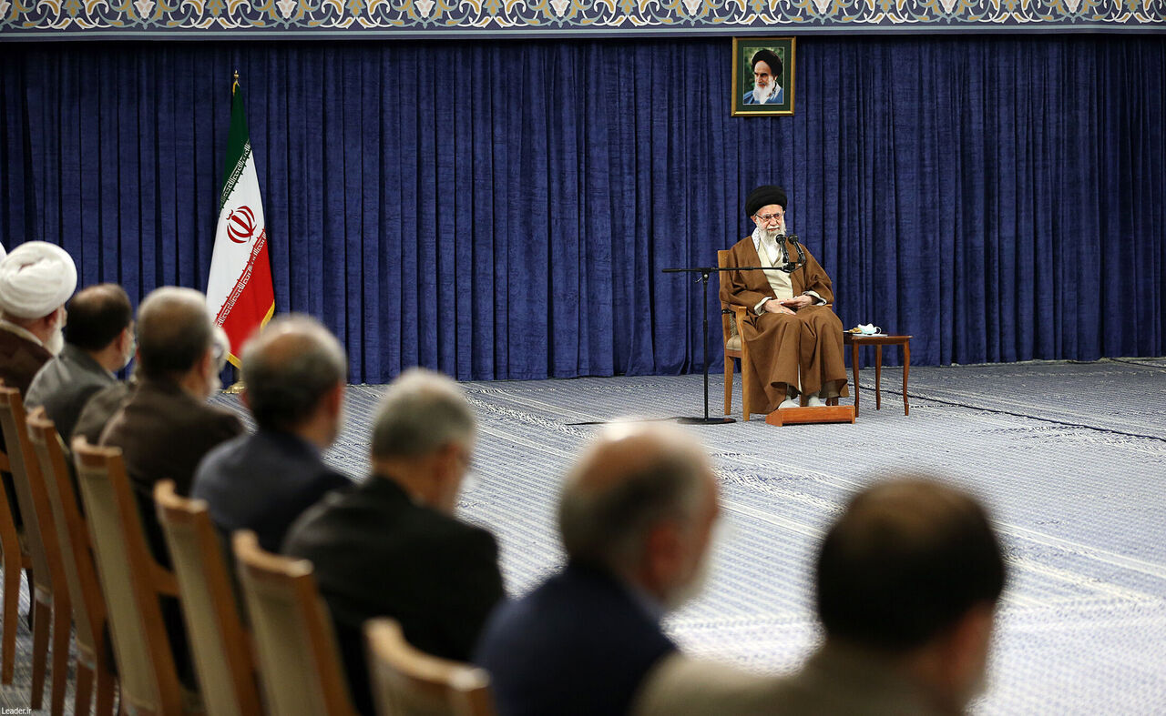 الامام السيد علي الخامنئي يستقبل اعضاء المجلس الاعلى للثورة الثقافية في ايران