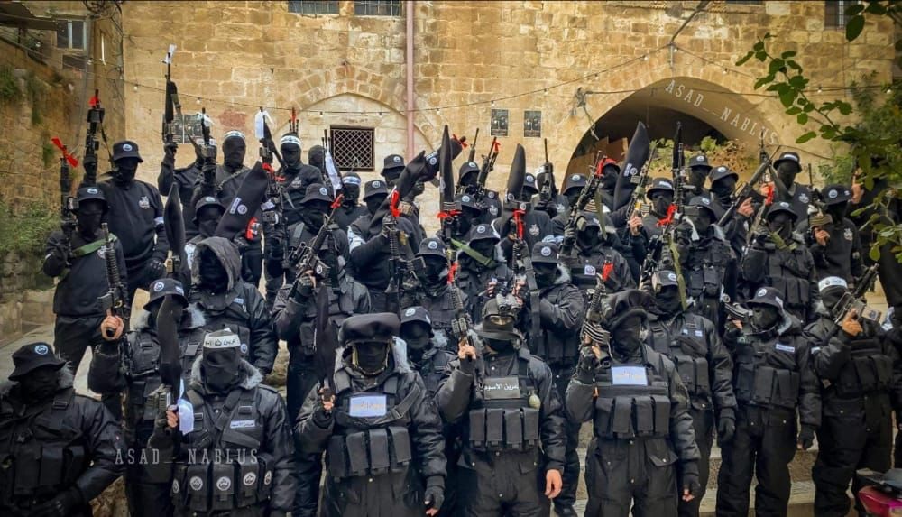 عرض عسكري لكتيبة عرين الاسود في مخيم جنين بالضفة الغربية