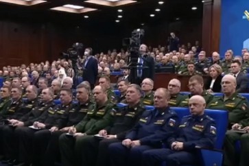 الرئيسُ فلاديمير بوتين يؤكد امام كبار القادة العسكريين في الجيش الروسي أن العمليةَ العسكريةَ في أوكرانيا ستحققُ أهدافَها رغمَ الأعمال العدائيةِ من أغلبِ دولِ الناتو