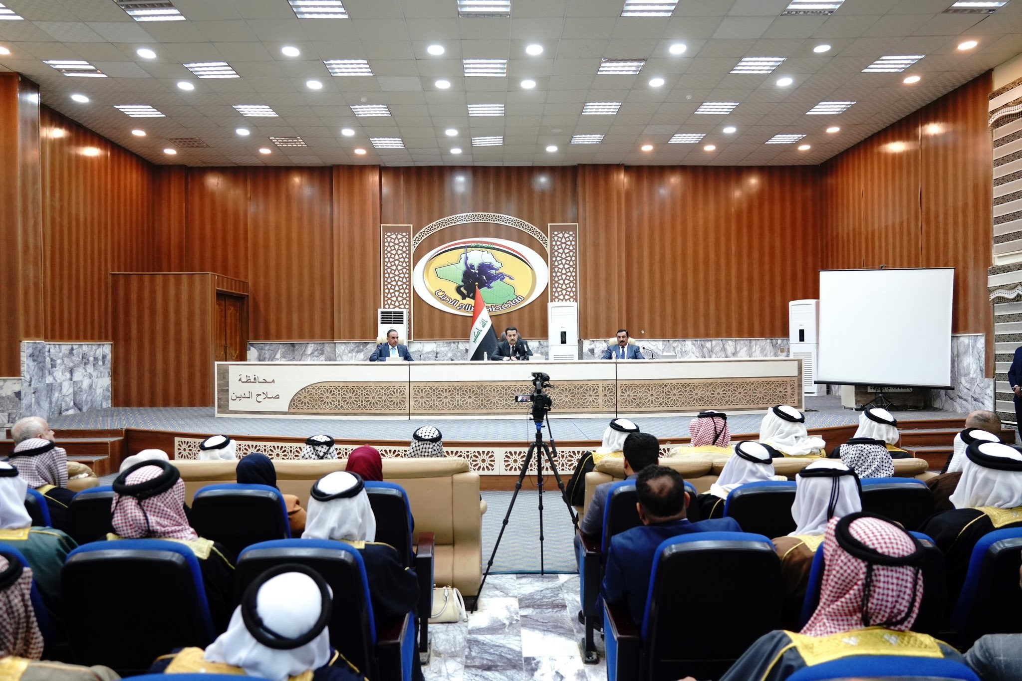 لقاء رئيس الحكومة العراقية مع عدد من شيوخ العشائر وممثلين عن منظمات المجتمع المدني في صلاح الدين