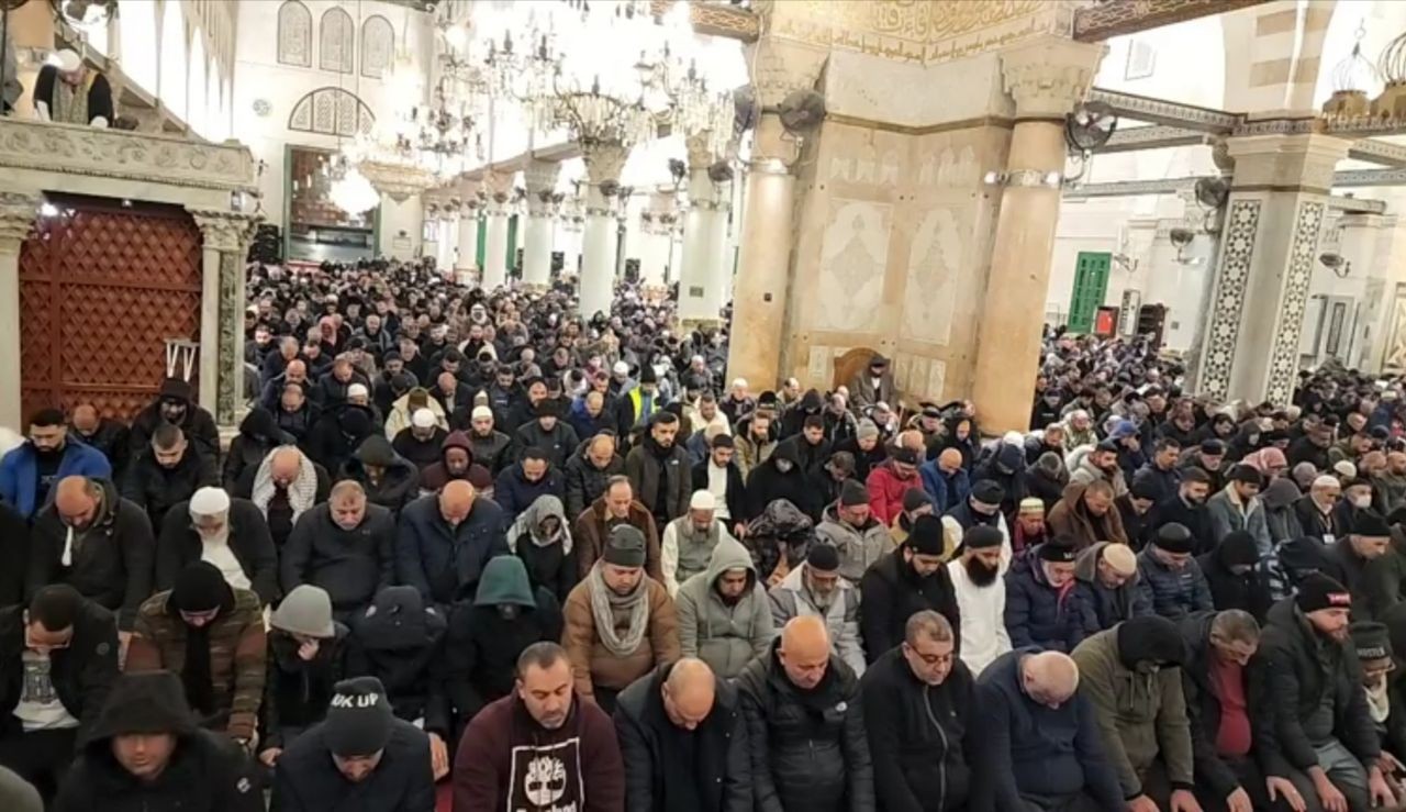 المصلون يؤدون صلاة الفجر في الاقصى