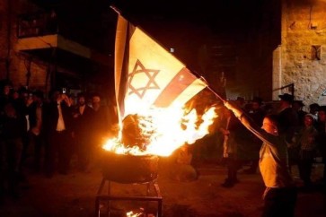 صهاينة يحرقون العلم الصهيوني