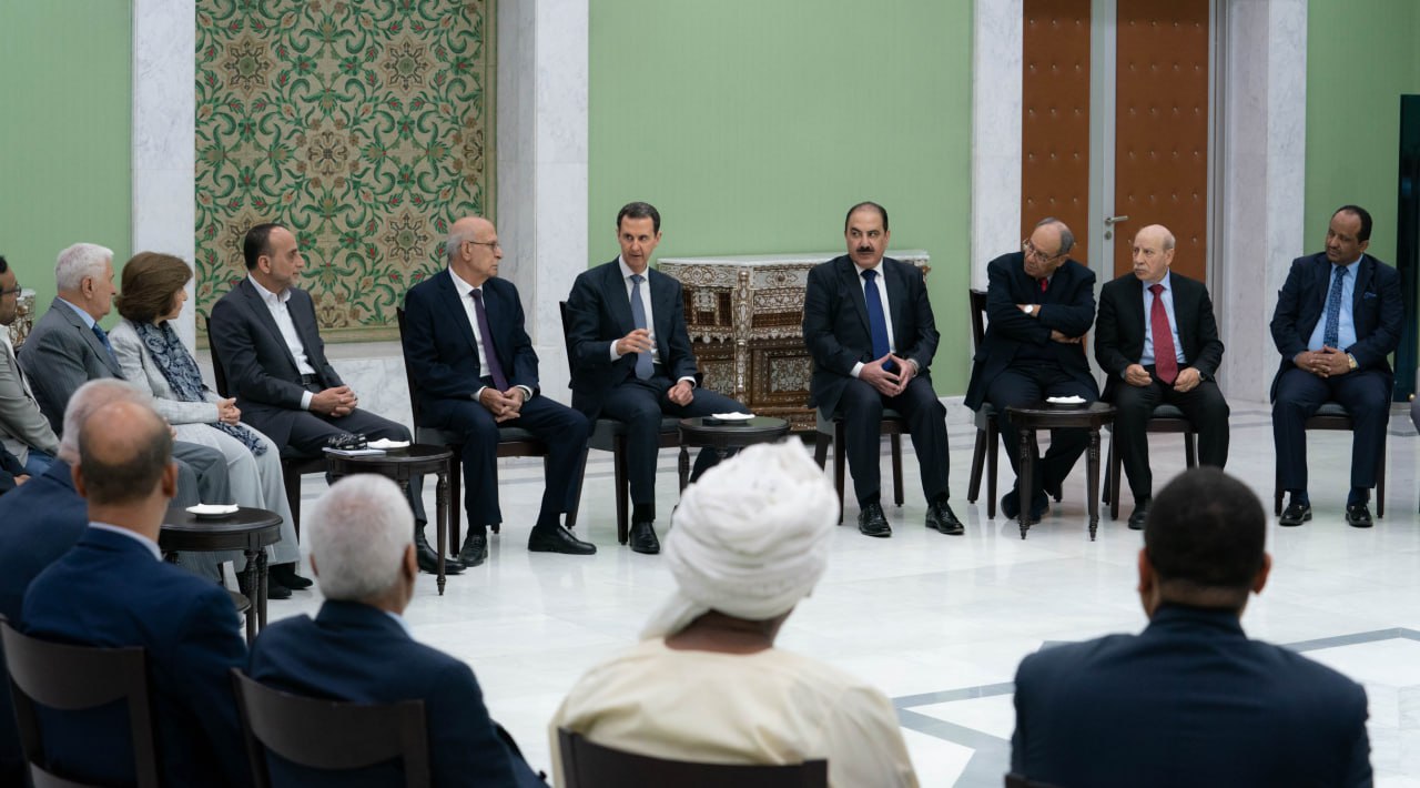 التقى الرئيس السوري بشار الأسد أعضاء الأمانة العامة لمؤتمر الأحزاب العربية التي تعقد اجتماعها الطارئ في دمشق