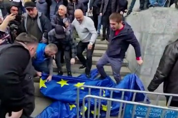 متظاهرون في جورجيا ينزعون علم الإتحاد الأوروبي من على مبنى البرلمان ويحرقونه