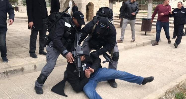 قوات الاحتلال تعتدي على المصلين بالمسجد الأقصى المبارك