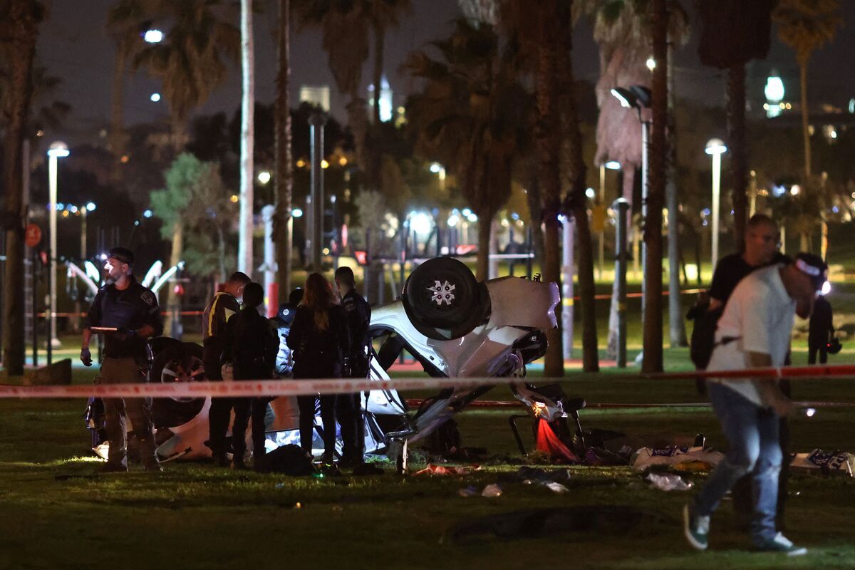 من مكان عملية تل أبيب المزدوجة التي أدت إلى مقتل مستوطن إسرائيلي وإصابة 6 آخرين بينهم بجراح خطيرة