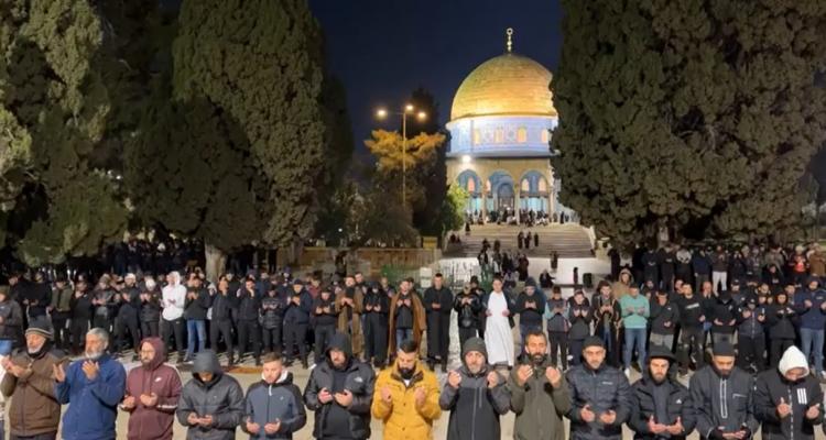 صلاة الفجر في المسجد الأقصى