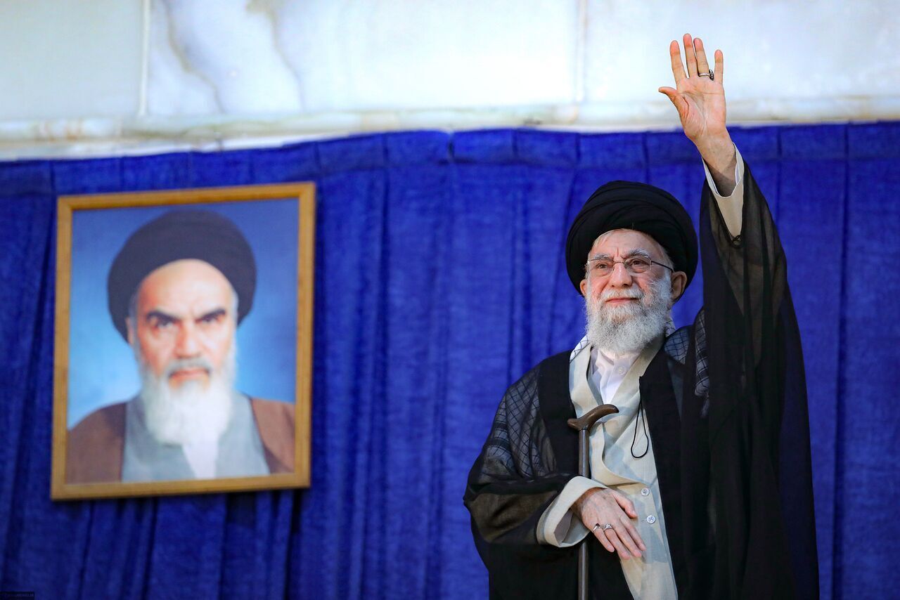 الامام الخامنئي: لا يمكن لأحد محو شخصيته من ذاكرة التاريخ أوتشویهها