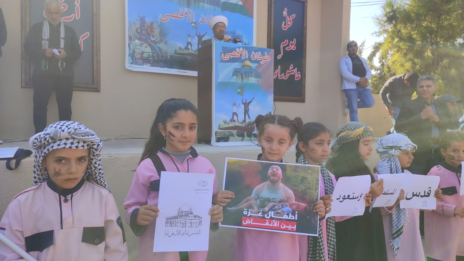 من الوقفة التضامنية في بلدة العين البقاعية