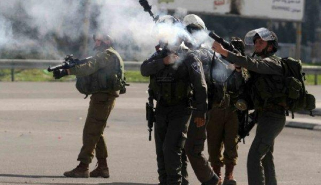 الاحتلال الاسرائيلي يطلق قنابل الغاز على الشبان الفلسطينيين في الضفة الغربية