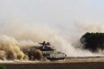 دبابة إسرائيلية قرب الحدود مع قطاع غزة  يوم 17 يوليو تموز 2014 - رويترز