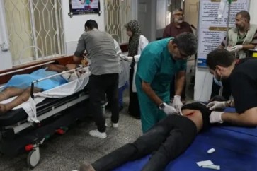 وصول عدد من الشهداء والجرحى الى المستشفى الكويتي في رفح