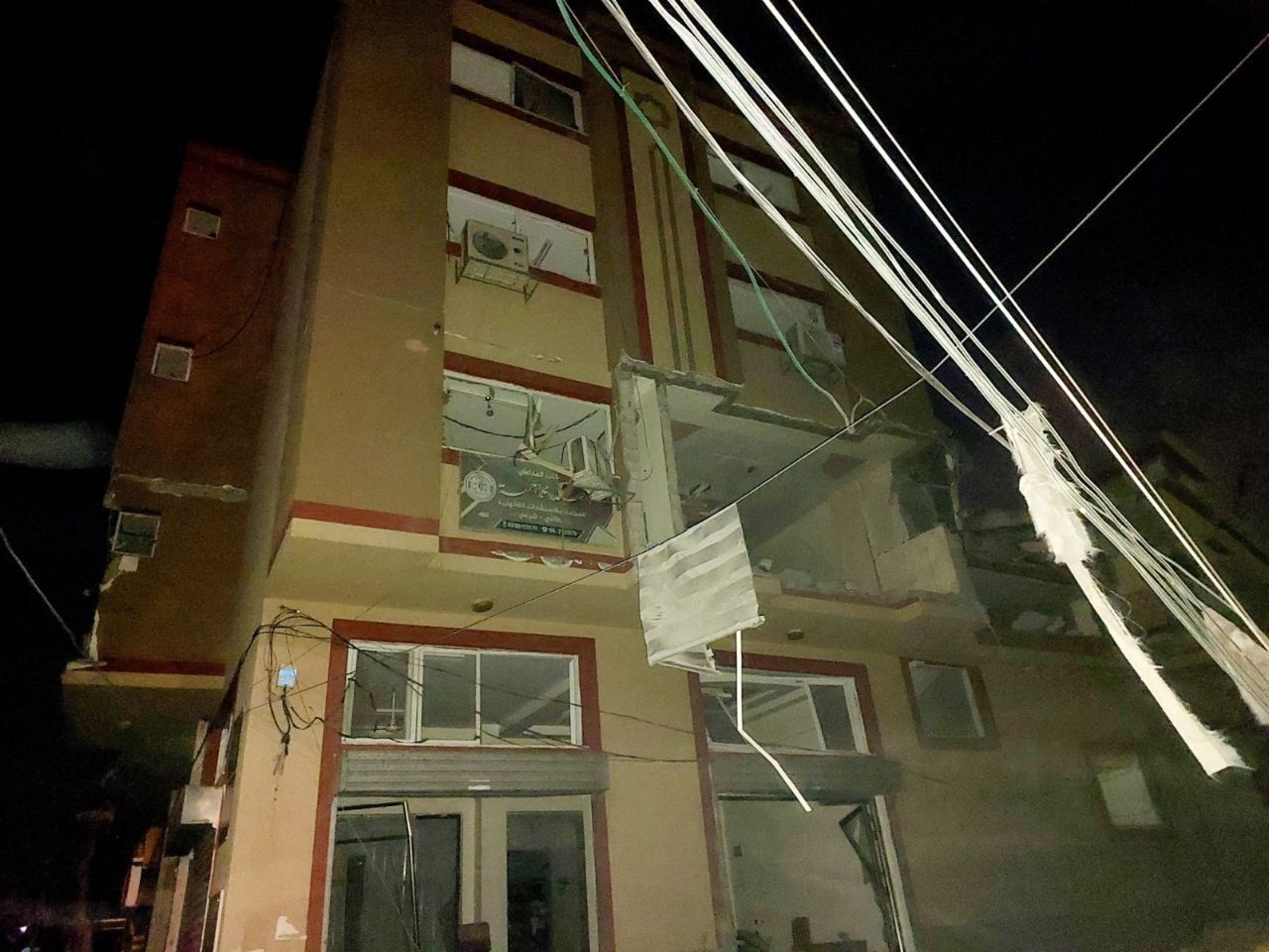 طائرات الإحتلال تقصف عمارة الدوحة وسط رفح جنوب قطاع غزة والتي تضم البنك الوطني