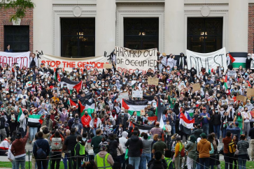 متظاهرون يشاركون في "مسيرة بعنوان قف مع الفلسطينيين تحت الحصار في غزة" في جامعة هارفارد في كامبريدج