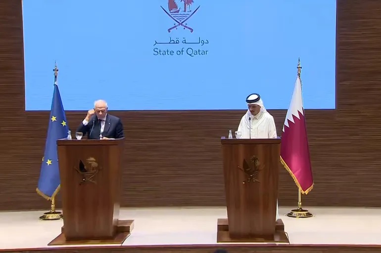 رئيس الوزراء وزير الخارجية القطري (يمين) ومفوض السياسة الخارجية بالاتحاد الاوروبي