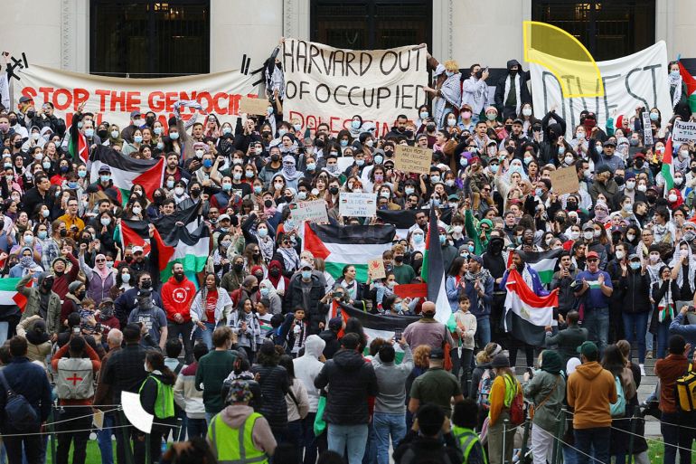متظاهرون في جامعة هارفارد الأميركية يشاركون في مسيرة تضامنا مع الفلسطينيين في قطاع غزة