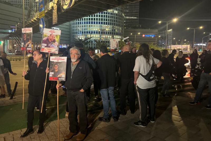 بدء تجمع المتطاهرين عند مقر الكرياه بتل أبيب في أعقاب قتل الجيش الإسرائيلي بالخطأ 3 أسرى إسرائيليين في قطاع غزة