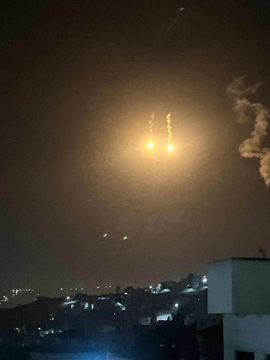  قوات الاحتلال تطلق قنابل مضيئة في سماء بلدة طمون جنوب طوباس