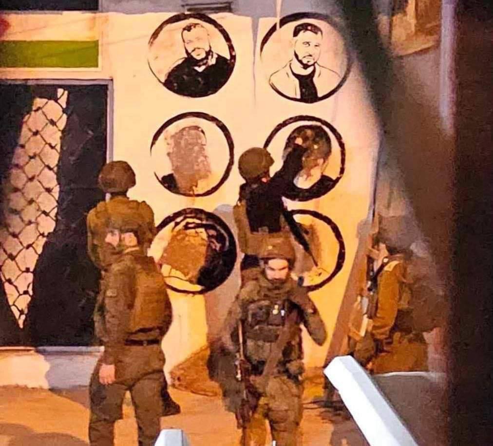 قوات الاحتلال تخرّب جدارية للشهداء في مخيم الفوار جنوب مدينة الخليل