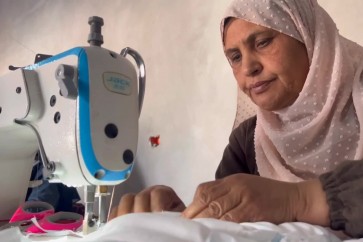 فلسطين ورشة خياطة تقوم بصناعة حفاضات للأطفال بعد انقطاعها ...الحرب والحصار على قطاع غزة - snapshot 0.2