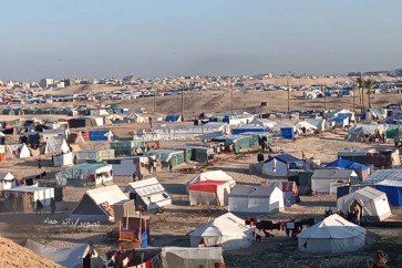 مخيمات تؤوي آلاف النازحين في رفح جنوبي قطاع غزة قرب الحدود المصرية (الصحافة الفلسطينية)
