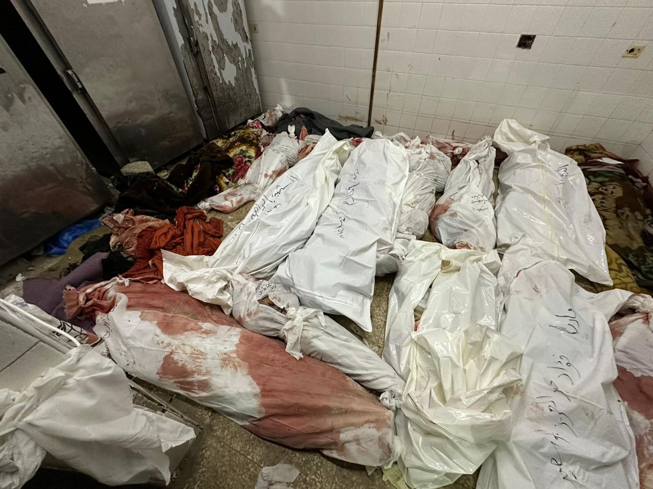  وصول أكثر من ٤٤ شهيدًا إلى مستشفى شهداء الأقصى جرّاء الغارات الصهيونية التي استهدفت عدة منازل مكتظة بالسكان في المحافظات الوسطى