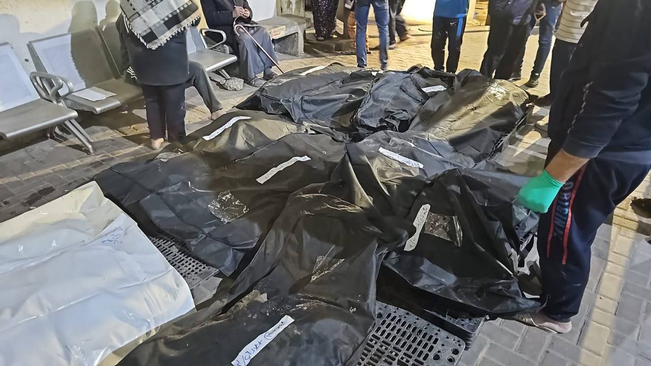 جثامين الشهداء الذين ارتقوا بعد قصف الاحتلال لمنزل يسكنه نازحين في رفح