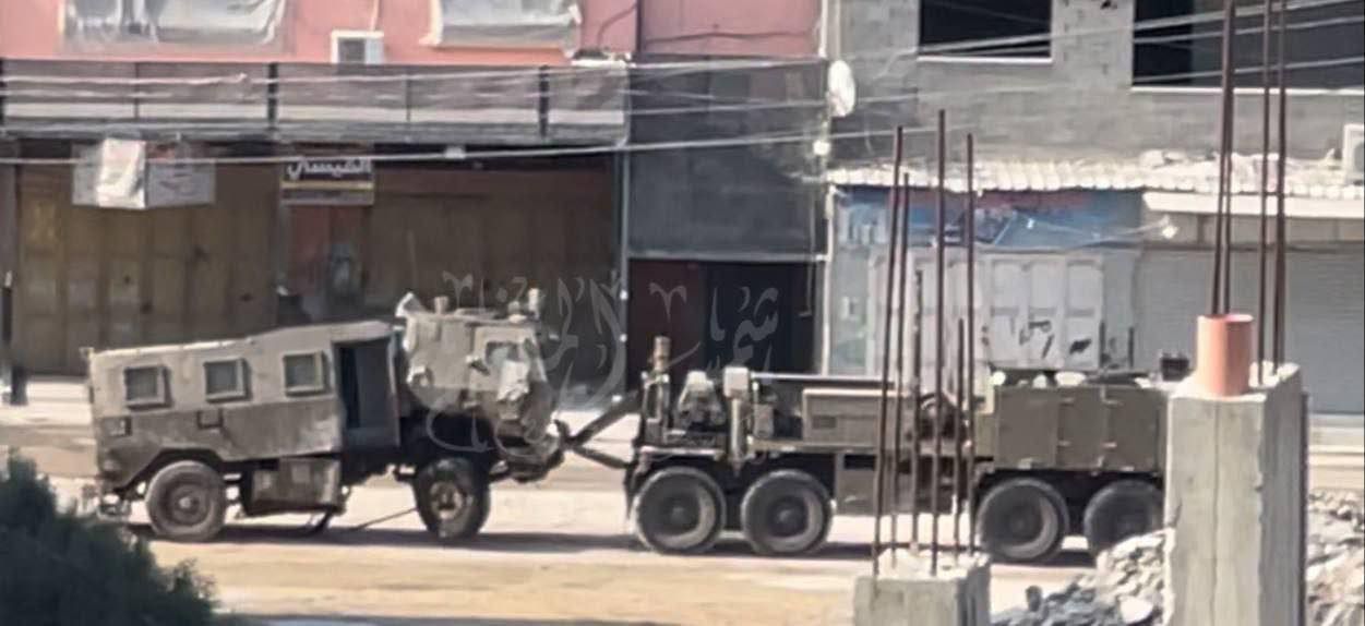 الاحتلال يسحب آلية من نوع "نمر" بعد إعطابها في مخيم نور شمس بطولكرم.