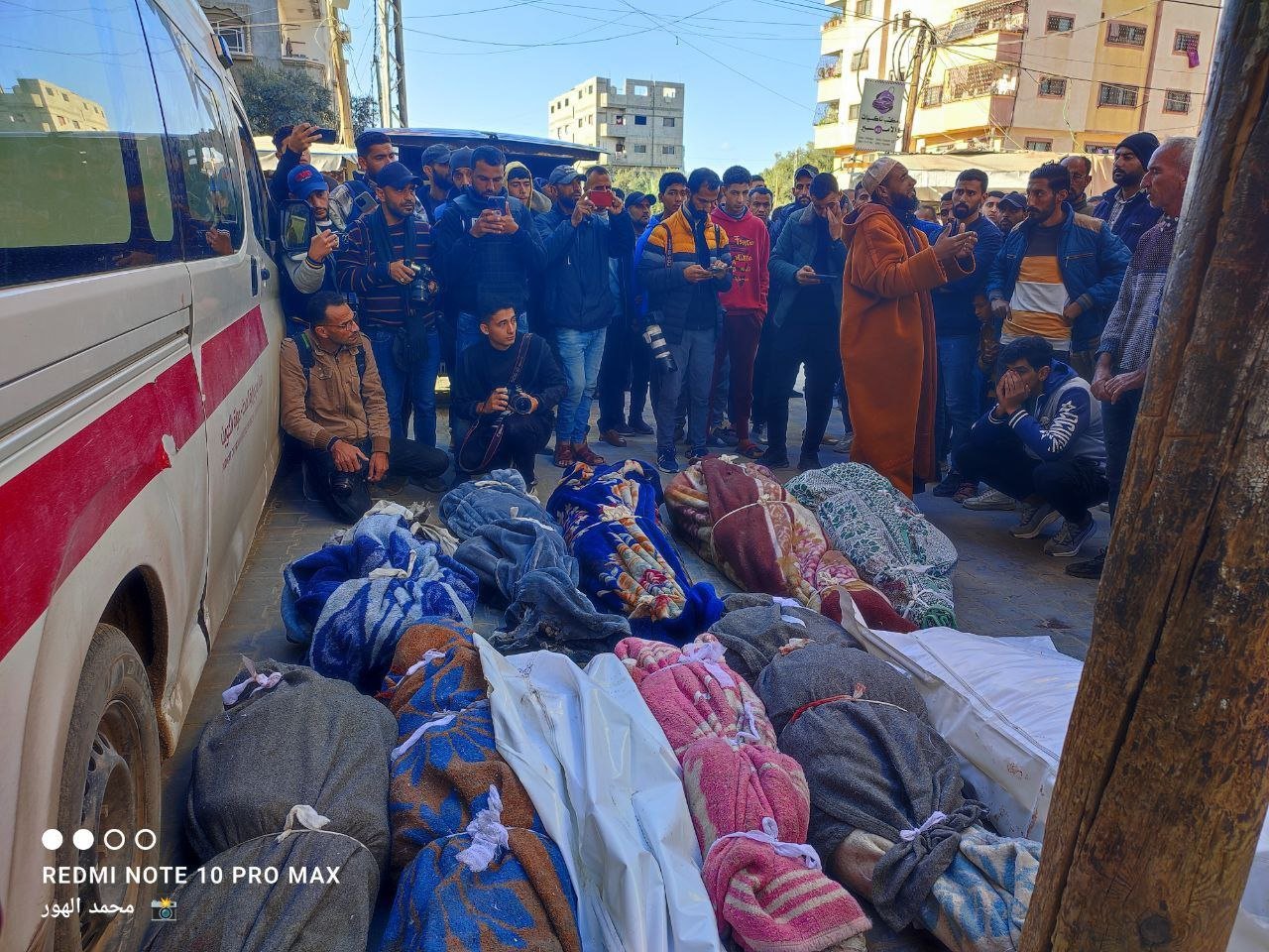تشييع شهـداء ارتقوا في مجزرة الاحتلال بقصف مربع سكني في مخيم النصيرات وسط قطاع غزة