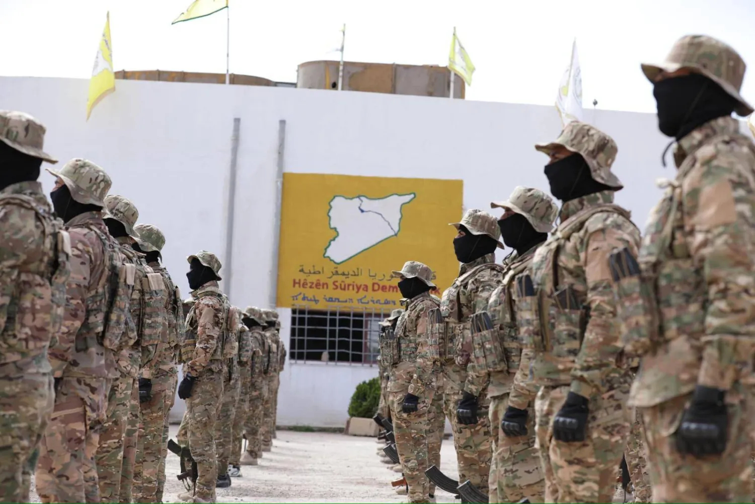 المبعوث الأميركي يجتمع مع قائد قسد في أربيل لبحث انسحاب القوات الكردية وتنفيذ الاتفاقات مع دمشق