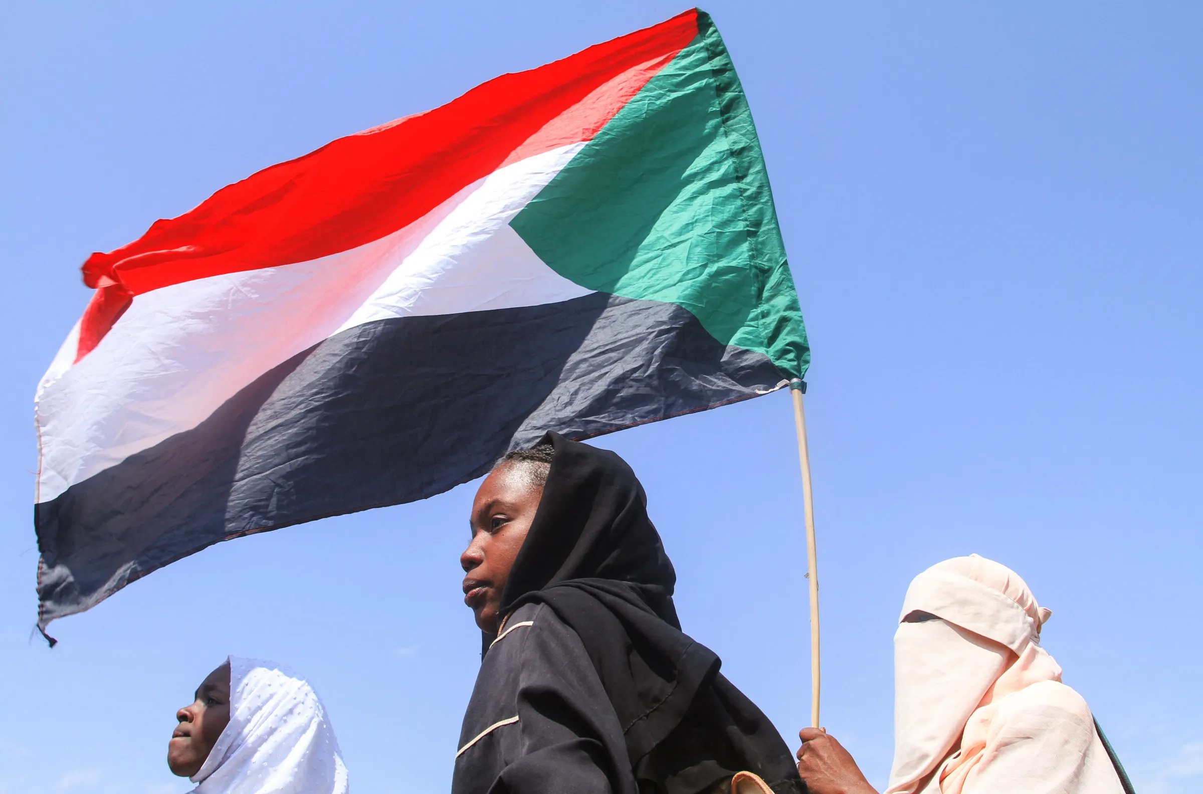 حاكم دارفور يحذر من تقسيم السودان حال غياب حماية المدنيين في الهدنة وسط تصاعد أزمة النزوح والجرائم
