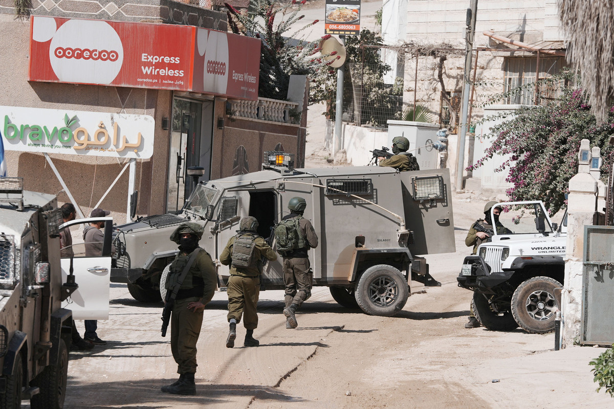 قوات الاحتلال تشنّ حملات اعتقال واقتحام في مدن الضفة الغربية