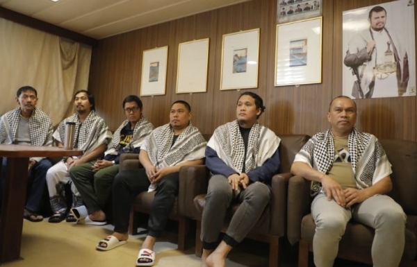 الإفراج عن طاقم سفينة “اتيرنيتي سي” بوساطة عمانية ونقلهم من صنعاء إلى مسقط