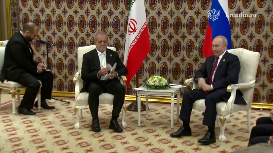 على هامش قمة عشق آباد… مباحثات إيرانية-روسية تؤكد التزام البلدين بتعزيز الشراكة الاستراتيجية