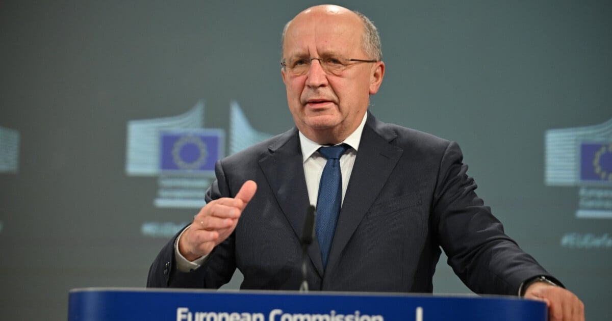 مفوض الدفاع في الاتحاد الأوروبي يدعو لإنشاء قوة عسكرية من 100 ألف جندي