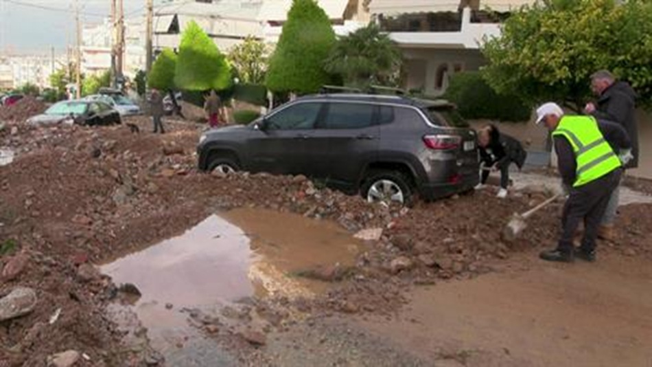 فيضان مفاجئ يجتاح شوارع أثينا ويخلّف دمارًا واسعًا –