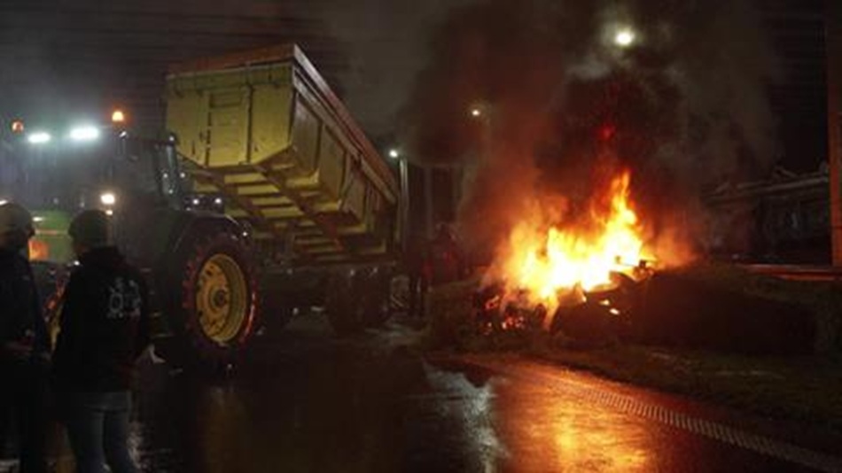 مزارعو بلجيكا يقطعون الطرق الحيوية جنوب بروكسل رفضاً لاتفاقية “ميركوسور” –