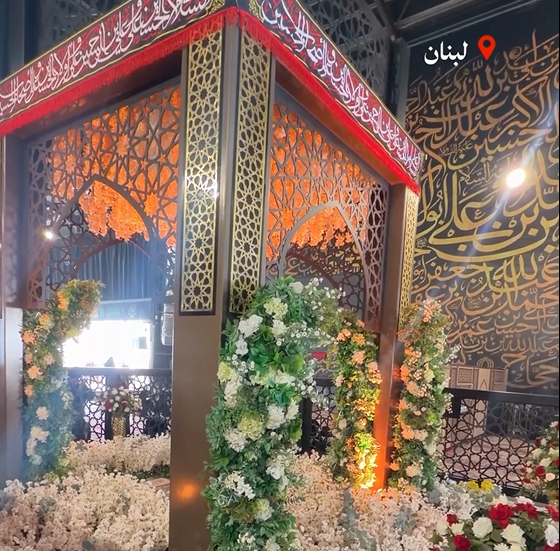 بالفيديو | حبًا وشوقًا لعينيه.. الورد يزهر في مرقد «السيد»