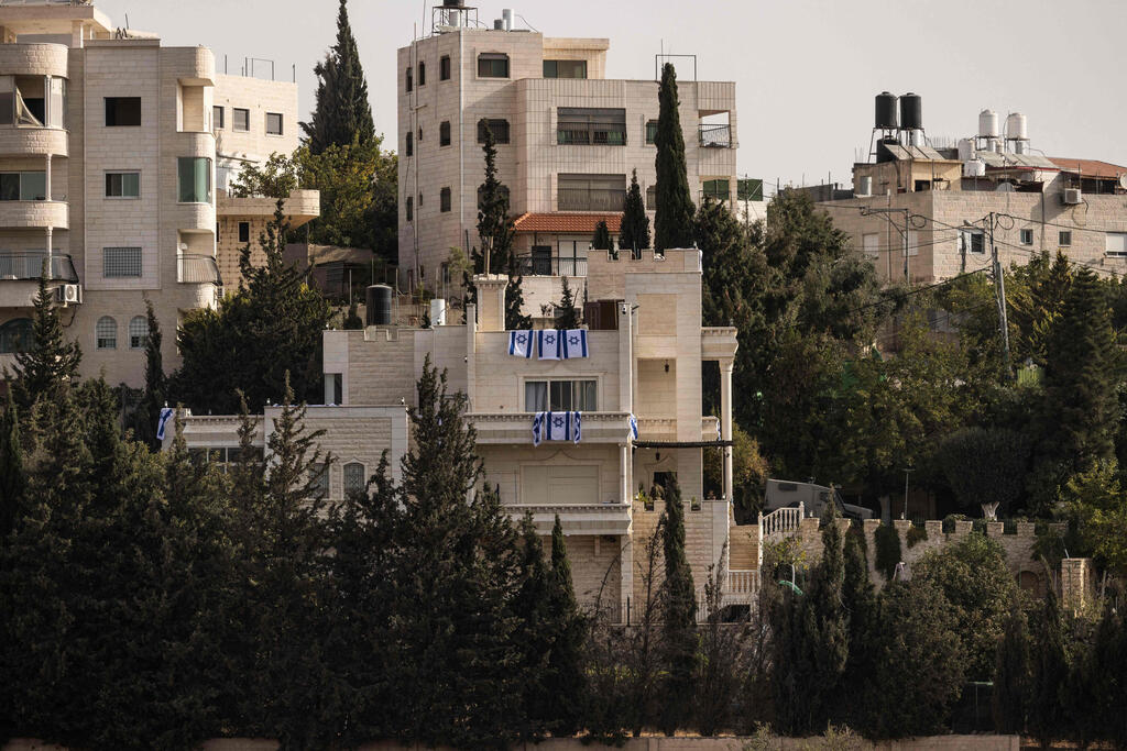 The occupation continues its aggression against Hebron for the fourth day… 2649 displaced and a siege suffocating the governorate