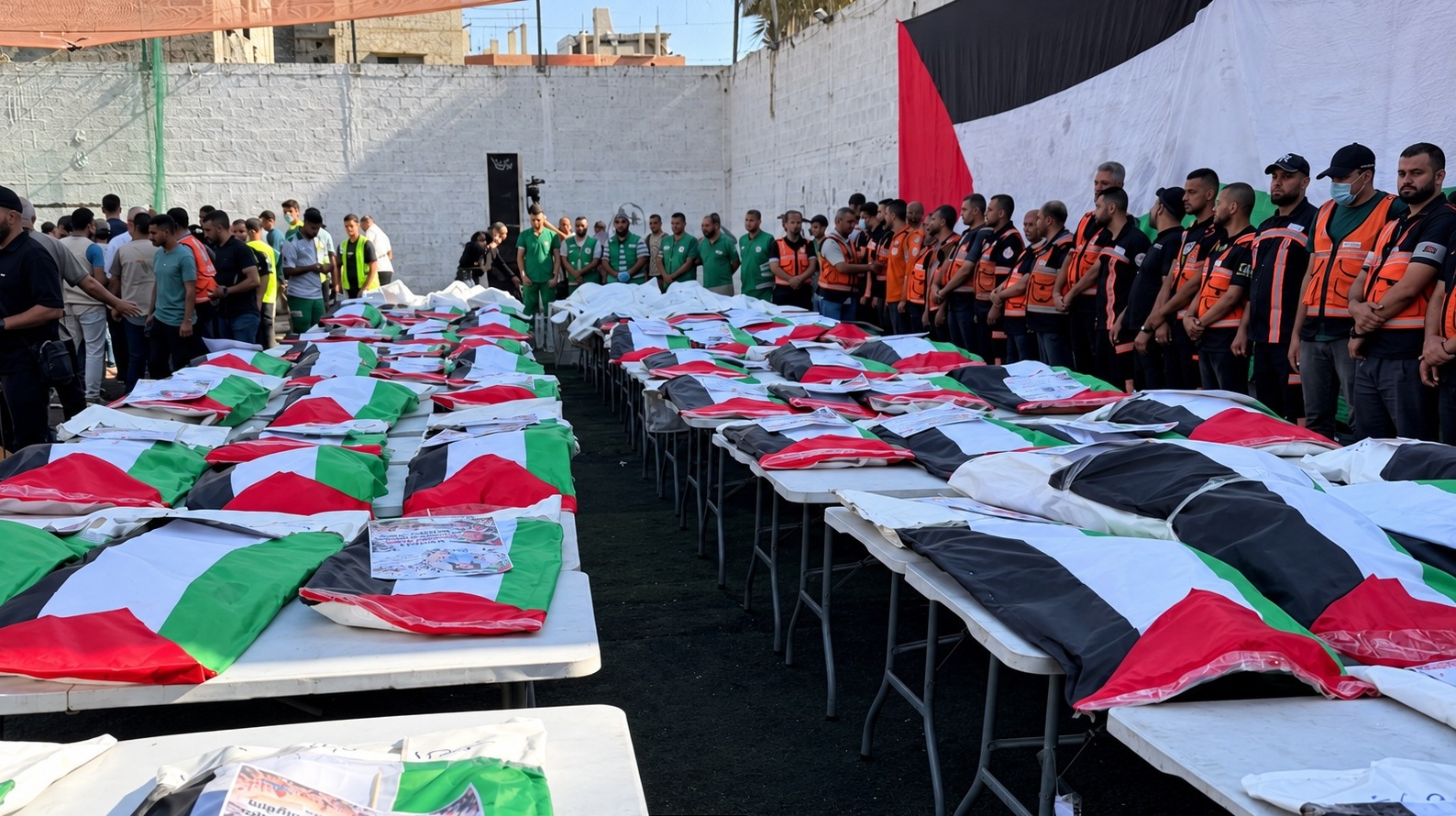 غزة تُعيد دفن 75 شهيداً انتشلوا من تحت الأنقاض بعد سنوات من الانتظار