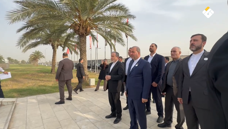 بالفيديو | عراقجي يحيّي موقع اغتيال الشهيدين سليماني والمهندس قرب مطار بغداد