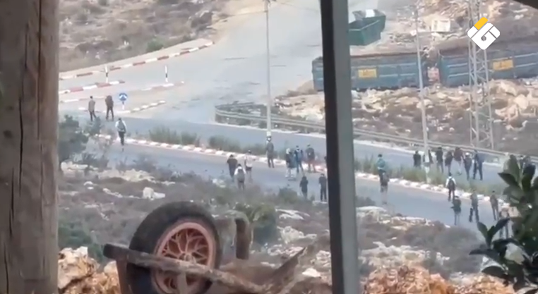 بالفيديو | مستوطنون مسلحون يقتحمون حي الريحان وسردا في رام الله