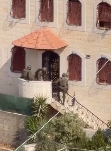 بالفيديو| إستمرار اقتحام المنازل وإخلاء قسري لسكان منطقة عين دير بحة في الخليل بالضفة الغربية
