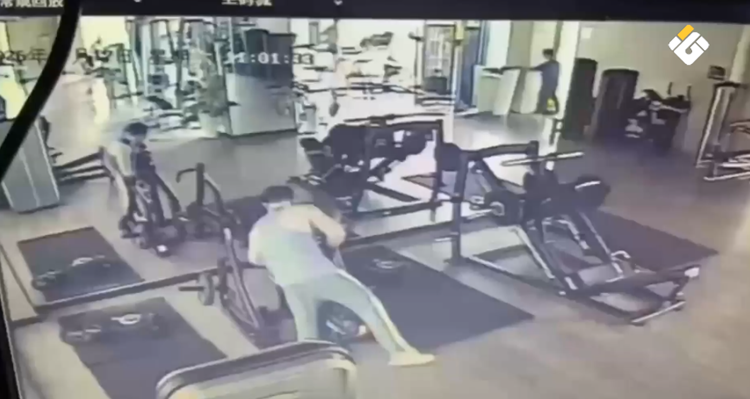 In video | A man injured after two huge mirrors fell in a gym in China