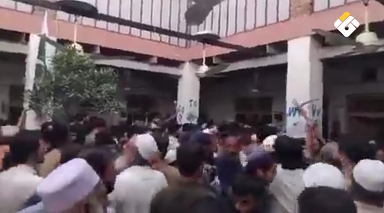 تقرير مصور | مصرع 18 شخصًا، بينهم 17 طالبًا، بانهيار سقف مدرسة في باكستان